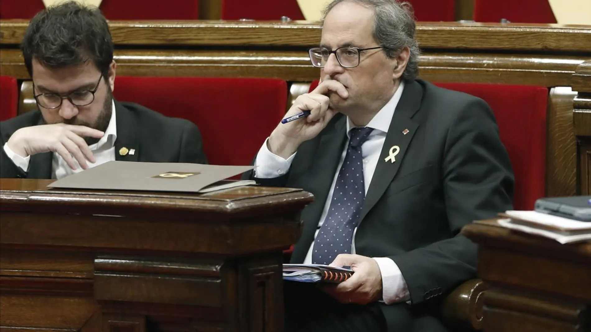 El presidente de la Generalitat, Quim Torra, acompañado por el vicepresidente, Pere Aragonés, durante la sesión plenaria en el Parlament/Foto: Efe