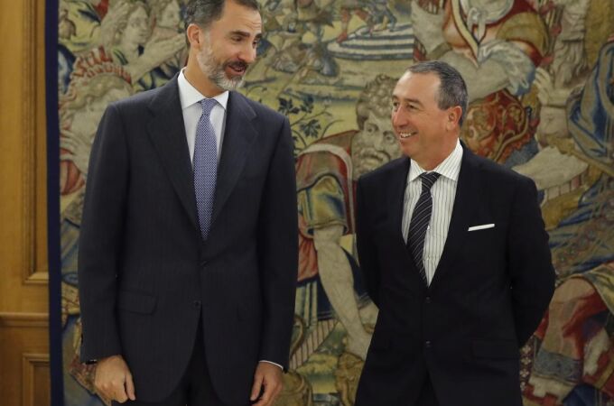 El rey Felipe recibe al portavoz de Compromís, Joan Baldoví (d), hoy en el Palacio de la Zarzuela