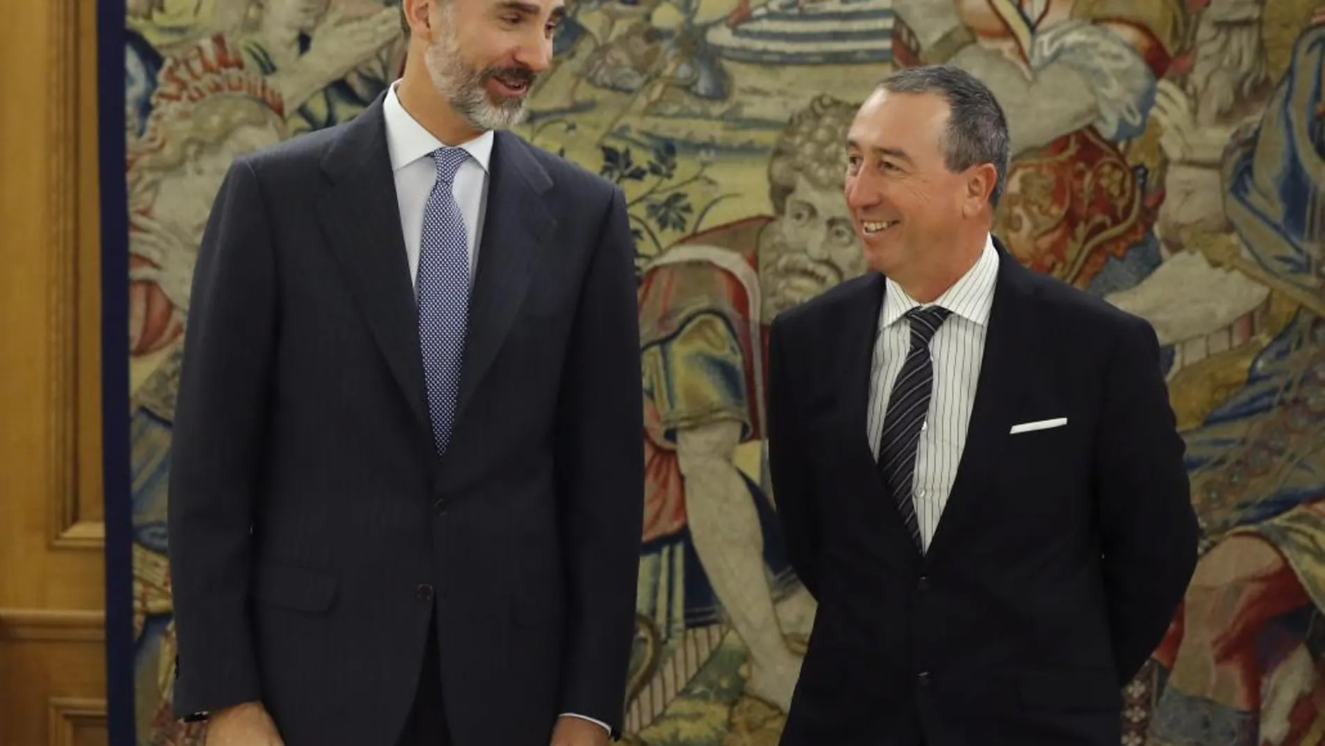 El rey Felipe recibe al portavoz de Compromís, Joan Baldoví (d), hoy en el Palacio de la Zarzuela