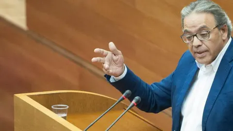 Kike Taberner. El portavoz socialista en Les Corts y vicesecretario general del PSPV, Manuel Mata, durante una de sus intervenciones en el pleno de Les Corts
