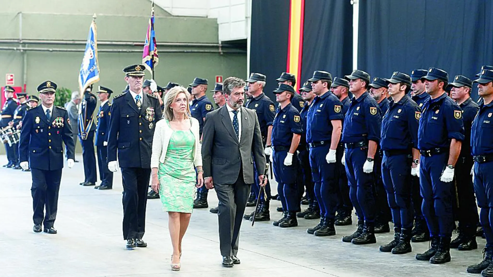 El director general de la Policía, Ignacio Cosidó, pasa revista junto a María José Salgueiro y Manuel Javier Peña Echevarría