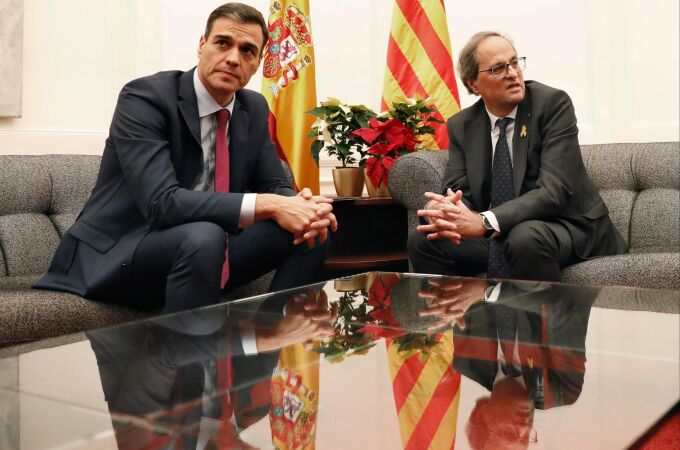 El presidente del Gobierno, Pedro Sánchez, y el de la Generalitat, Quim Torra (d), durante su reunión.