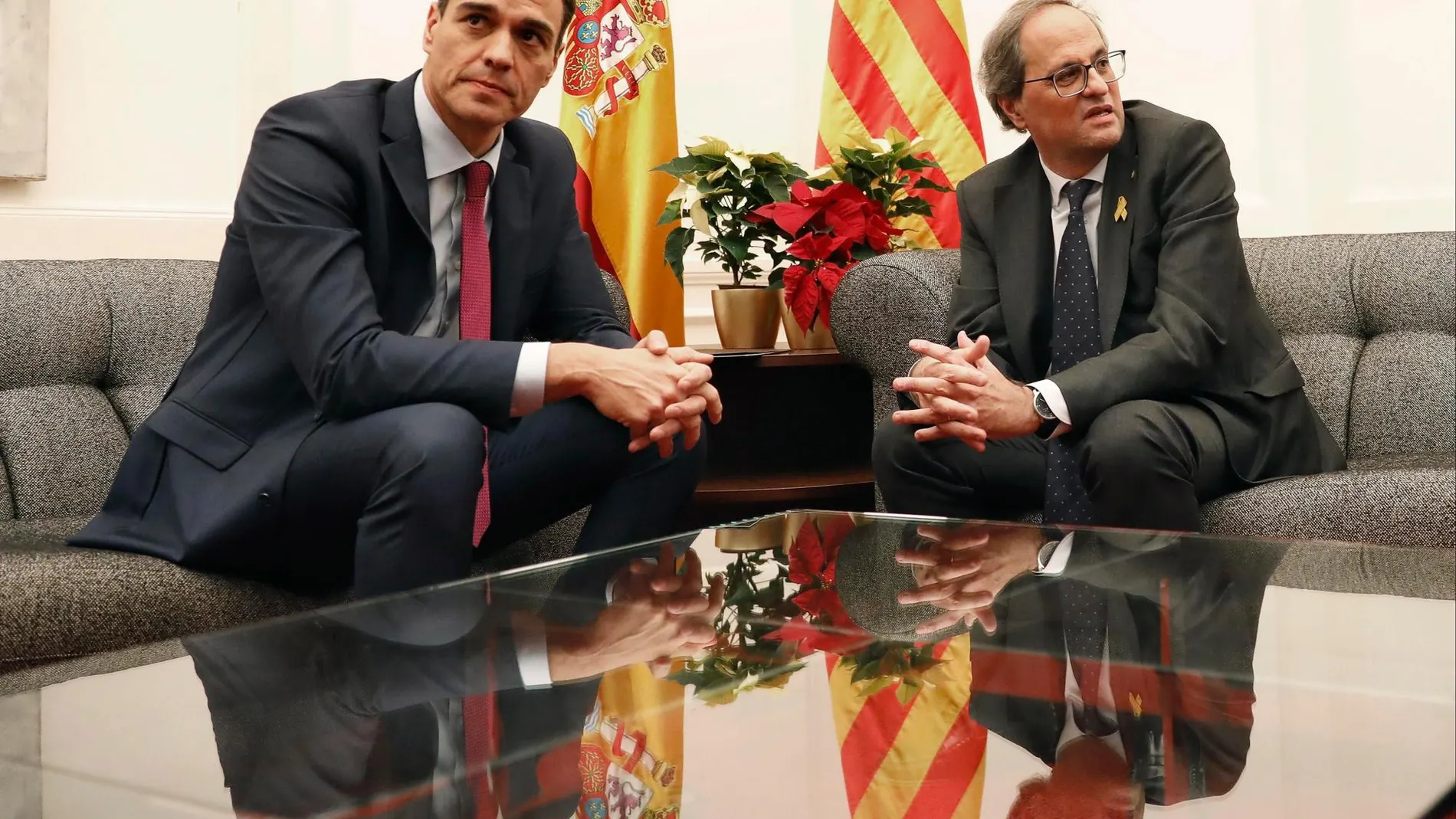 El presidente del Gobierno, Pedro Sánchez, y el de la Generalitat, Quim Torra (d), durante su reunión.