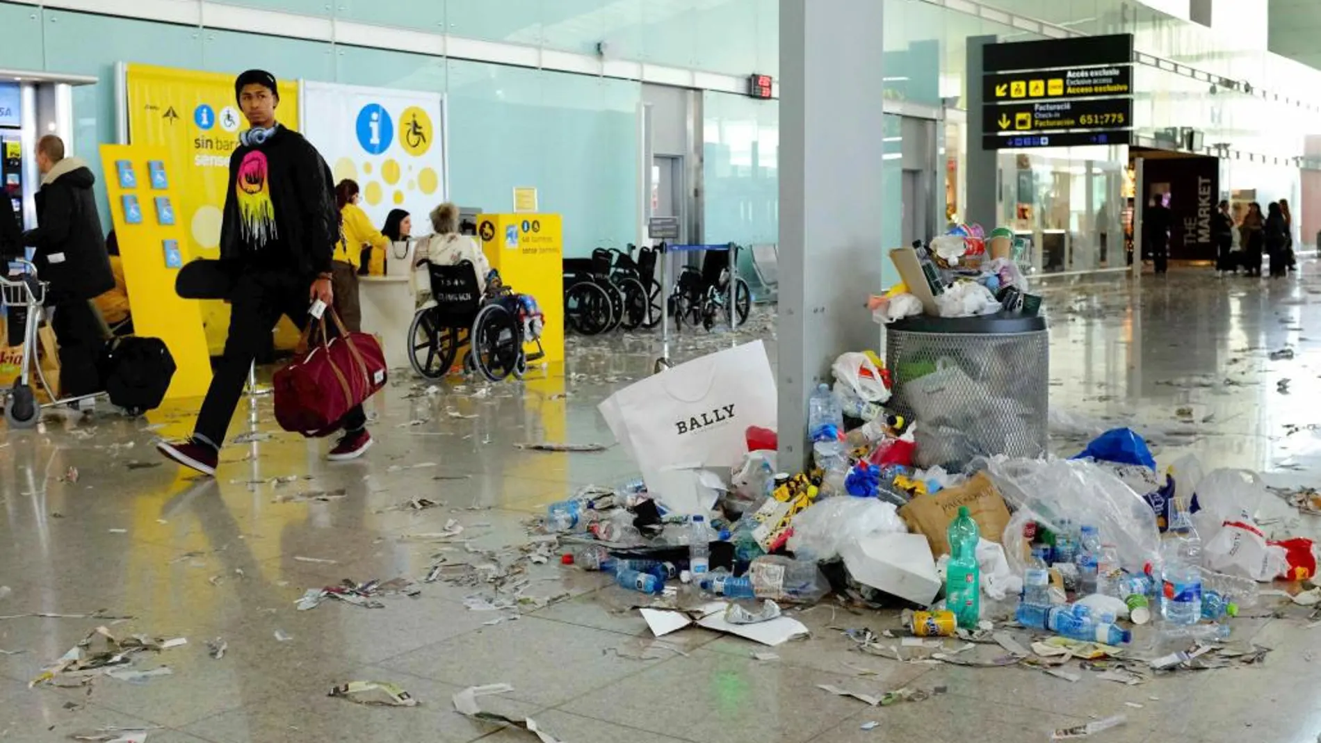 Restos de basura en la T1 del Aeropuerto de Barcelona por la huelga convocada esta semana por los trabajadores de Valoriza, del Grupo Sacyr.
