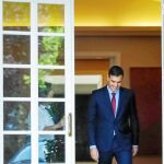 El presidente del Gobierno, Pedro Sánchez, sale del Palacio de Moncloa para recibir al presidente electo de Colombia, Iván Duque, la semana pasada / Efe