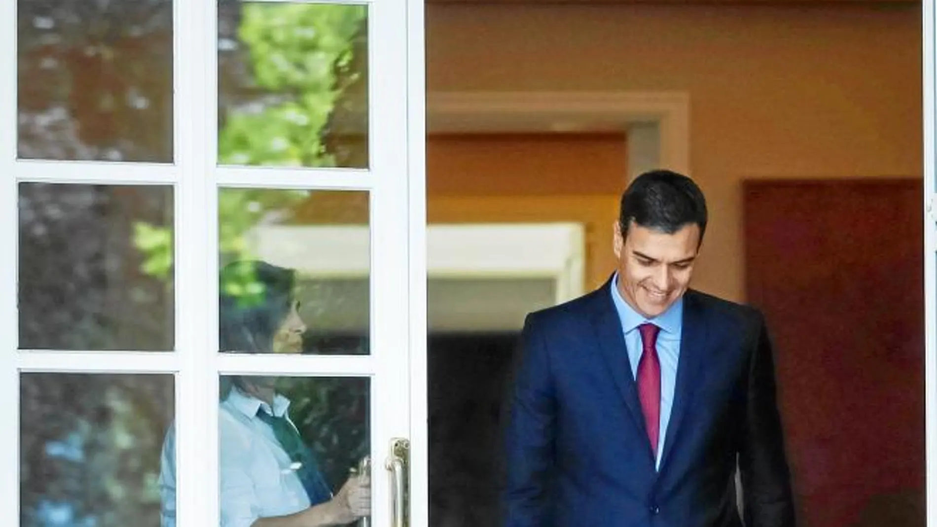 El presidente del Gobierno, Pedro Sánchez, sale del Palacio de Moncloa para recibir al presidente electo de Colombia, Iván Duque, la semana pasada / Efe