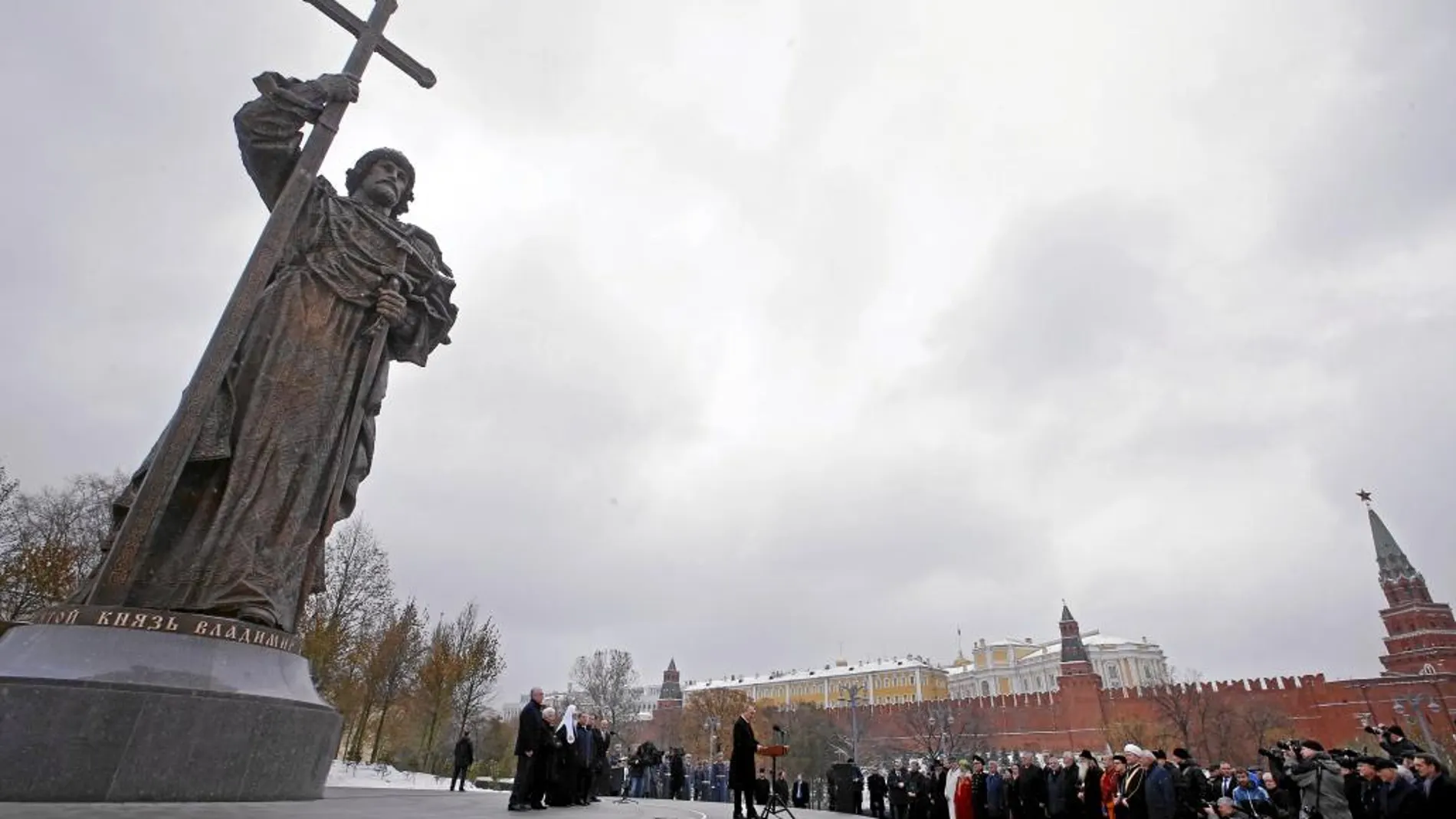 17 metros. Putin inaugura la monumental estatua con el Kremlin de fondo