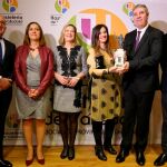 El presidente de Renault España, José Vicente de los Mozos, recibe el XXII Premio Conde Ansúrez de la Asociación Provincial de Empresarios de Hostelería de Valladolid. Junto a él, de izquierda a derecha, el presidente de la Diputación de Valladolid, Jesús Julio Carnero; la delegada del Gobierno, Virginia Barcones; la consejera de Economía, Pilar del Olmo; la presidenta de la Asociación, María José Hernández, y el alcalde de Valladolid, Óscar Puente