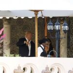 Donald Trump (L) gesticula en una terraza en Mar-a-Lago en Palm Beach, Florida