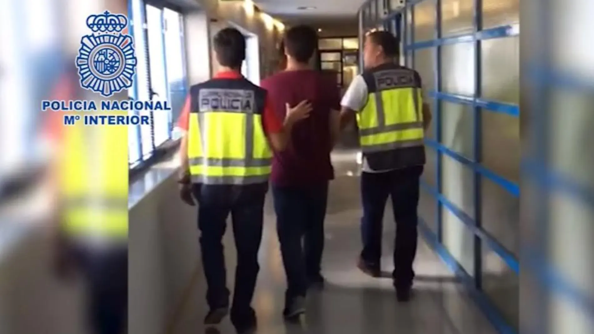 Imagen de dos agentes custodiando al detenido