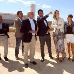 El presidente de la Diputación de Valladolid, Jesús Julio Carnero, realiza una visita institucional a Medina de Rioseco. En la imagen, acompañado de la corporación municipal en los accesos a la ampliación del polígono industrial de esta localidad vallisoletana