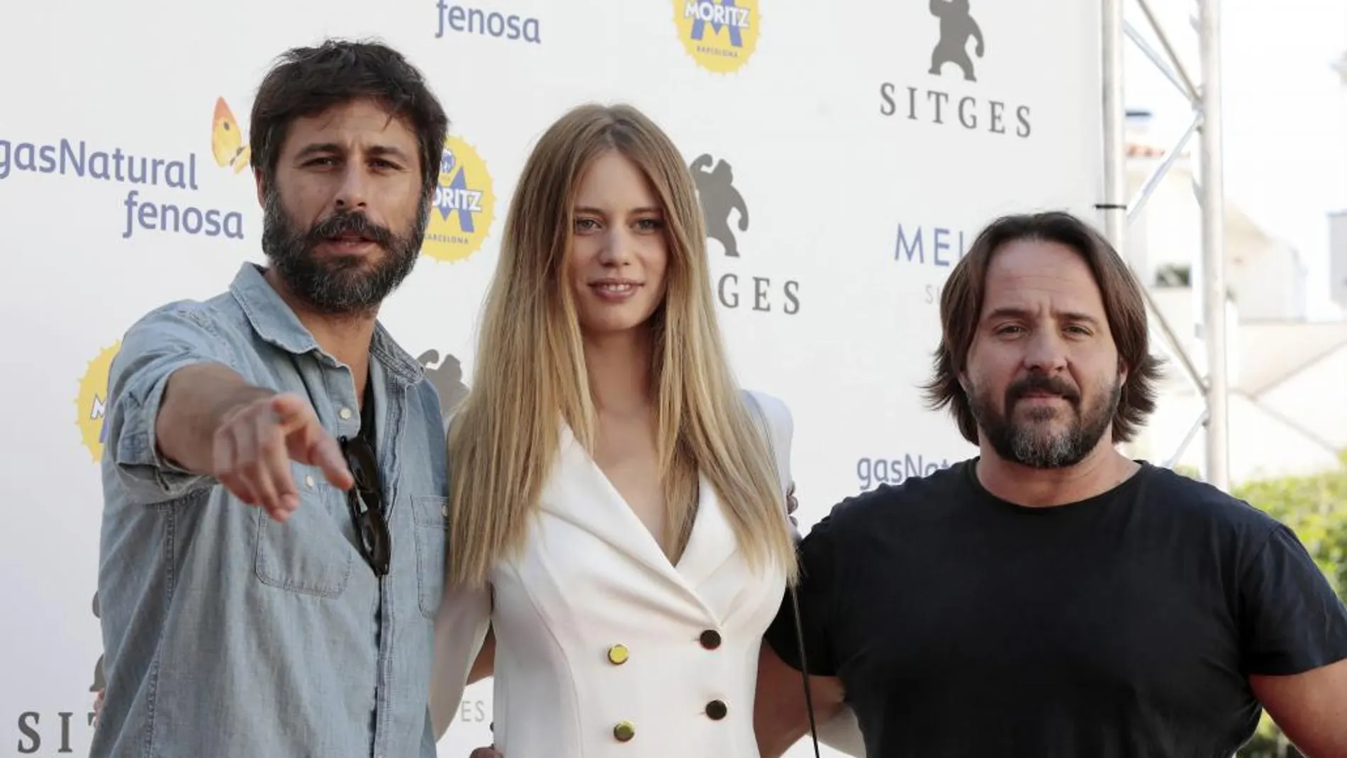 El director Federico Cueva, posa junto a los actores Arantxa Martí y Hugo Silva, durante la presentación de la producción hispanoargentina "Solo se vive una vez", en el Festival de Cine de Sitges.