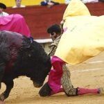 El jerezano da una larga cambiada a uno de sus dos toros de ayer en Castellón