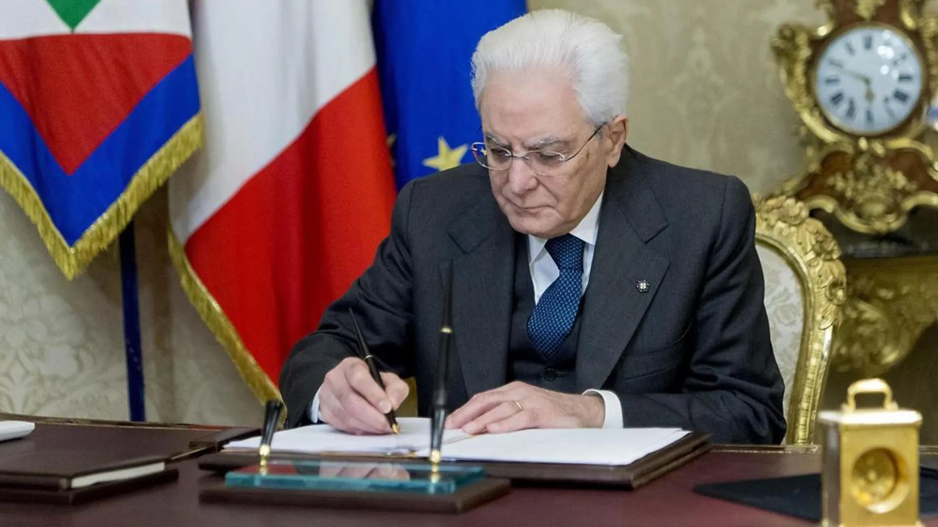 Sergio Mattarella firma el decreto por el cual se disuelven las cámaras del Senado y del Congreso de Diputados de Italia, en el Palacio del Quirinal, Roma.
