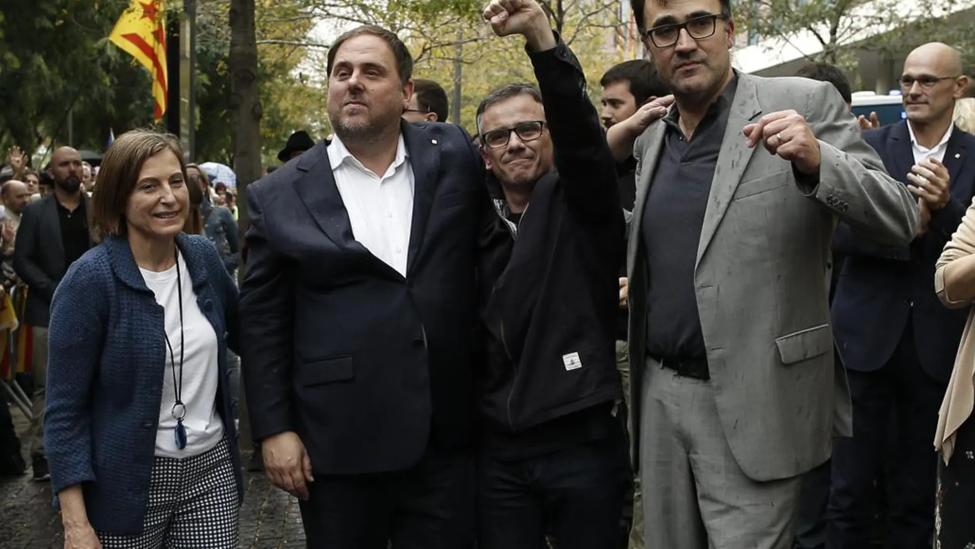 El exsecretario general del Departamento de Vicepresidencia y Economía de la Generalitat, Josep Maria Jové, (dcha.) ha sido el primero de los que fueron detenidos que ha iniciado la elaboración de la demanda contra el Estado.