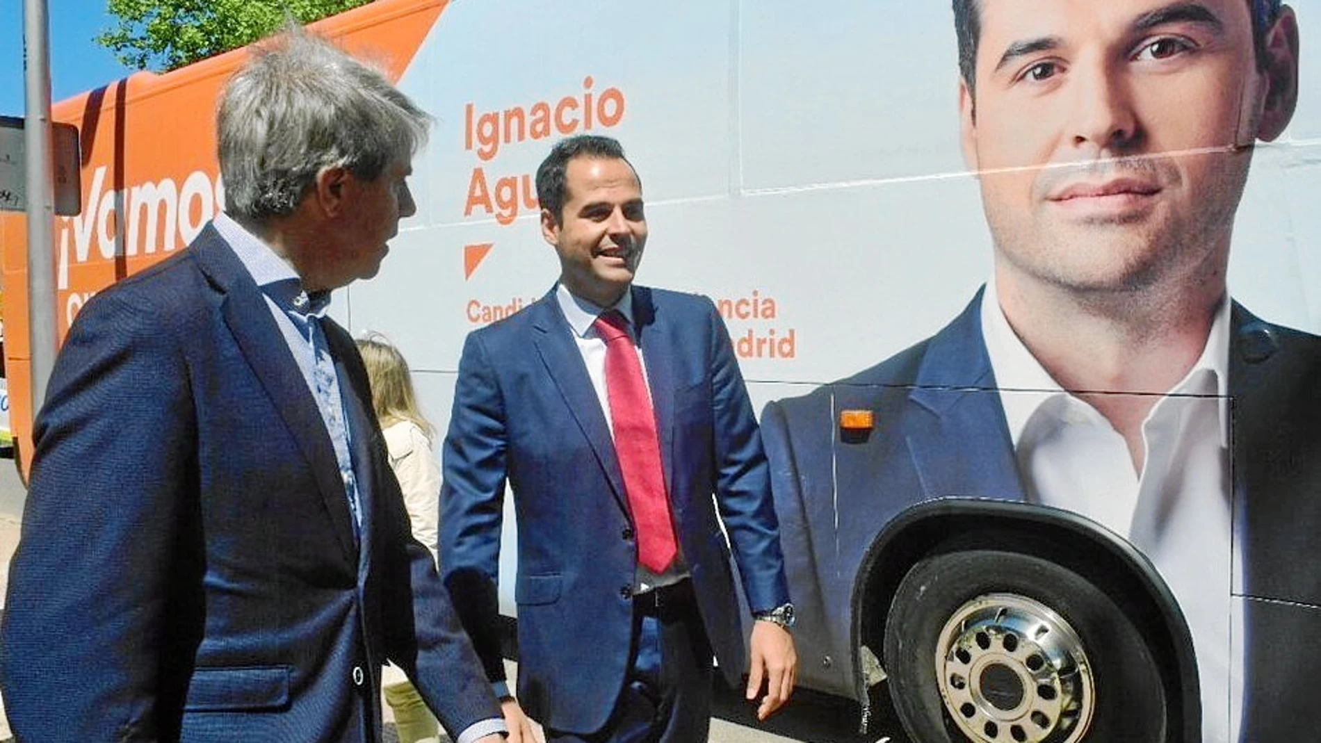 Aguado, junto a Ángel Garrido, ayer, en la Casa de Campo, durante la presentación de la campaña