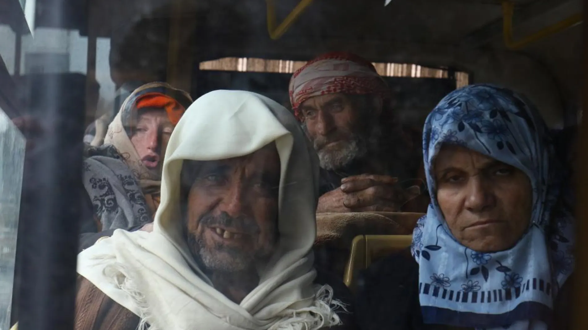 Un autobús con evacuados sale de Alepo