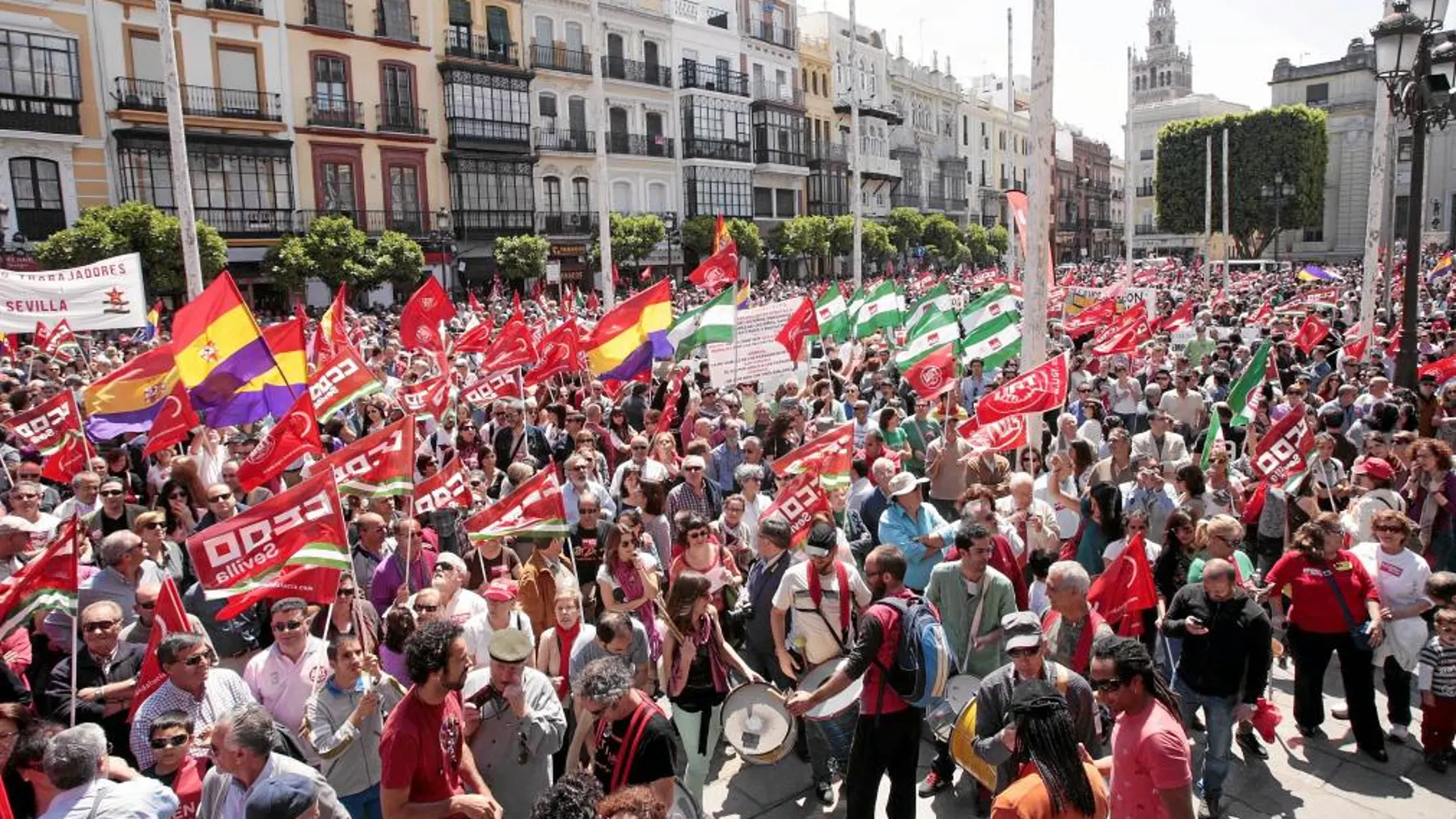 Un momento de la marcha de Sevilla, que partió desde tres puntos diferentes. Debajo, Pastrana y Carbonero en Córdoba