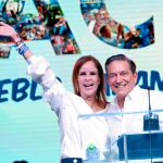 El candidato Laurentino Cortizo celebra la victoria junto a su mujer, Yasmin de Cortizo / Efe