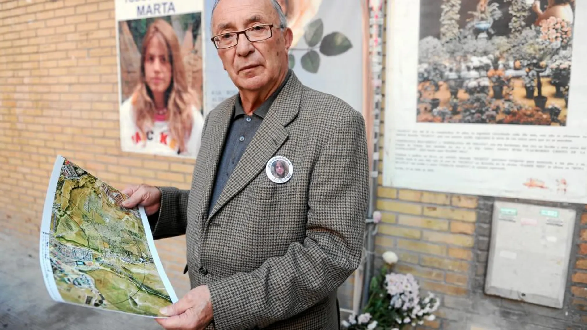 El abuelo de Marta del Castillo, José Antonio Casanueva, sostiene un mapa de una de las zonas de búsqueda