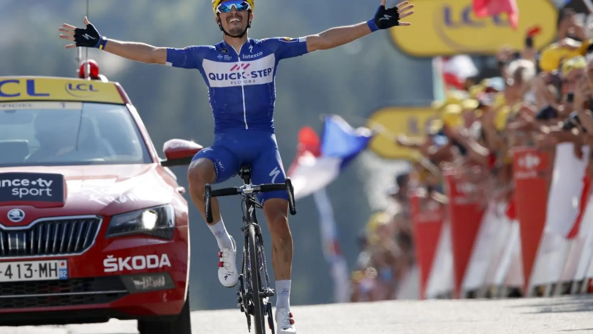 Julian Alaphilippe celebra su victoria en la décima etapa del Tour de Francia / Ap