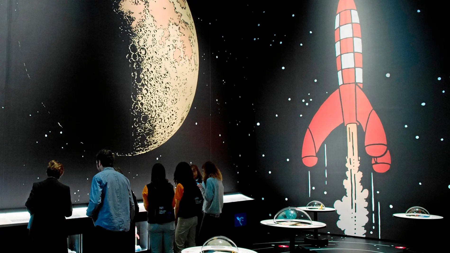 Una de las salas de la exposición sobre el aterrizaje en la luna, con el cohete de Tintín como protagonista