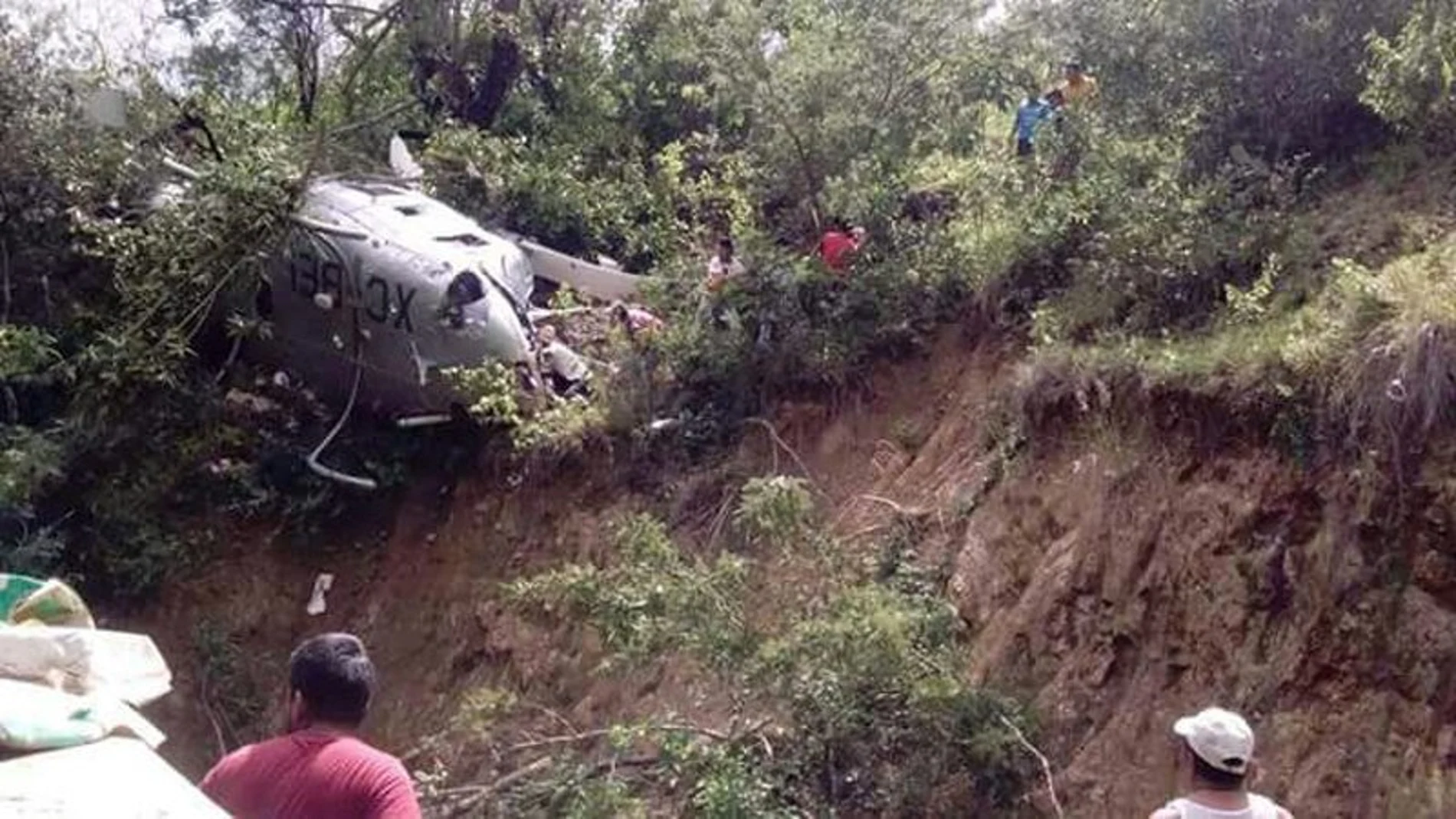 Fotografía cedida por el gobierno del estado de Oaxaca, donde se muestra un helicóptero que se desplomó en el municipio de San Carlos Yautepec