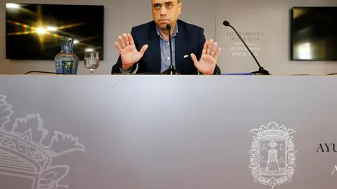 El alcalde de Alicante, Gabriel Echavarri, en rueda de prensa ayer