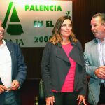 La consejera Milagros Marcos junto a los líderes de Asaja, Donaciano Dujo y Honorato Meneses, ayer en Palencia.