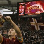 Francesco Totti se hace un selfie después de marcar un gol con la Roma.