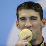 Michael Phelps besa su medalla tras las victoria