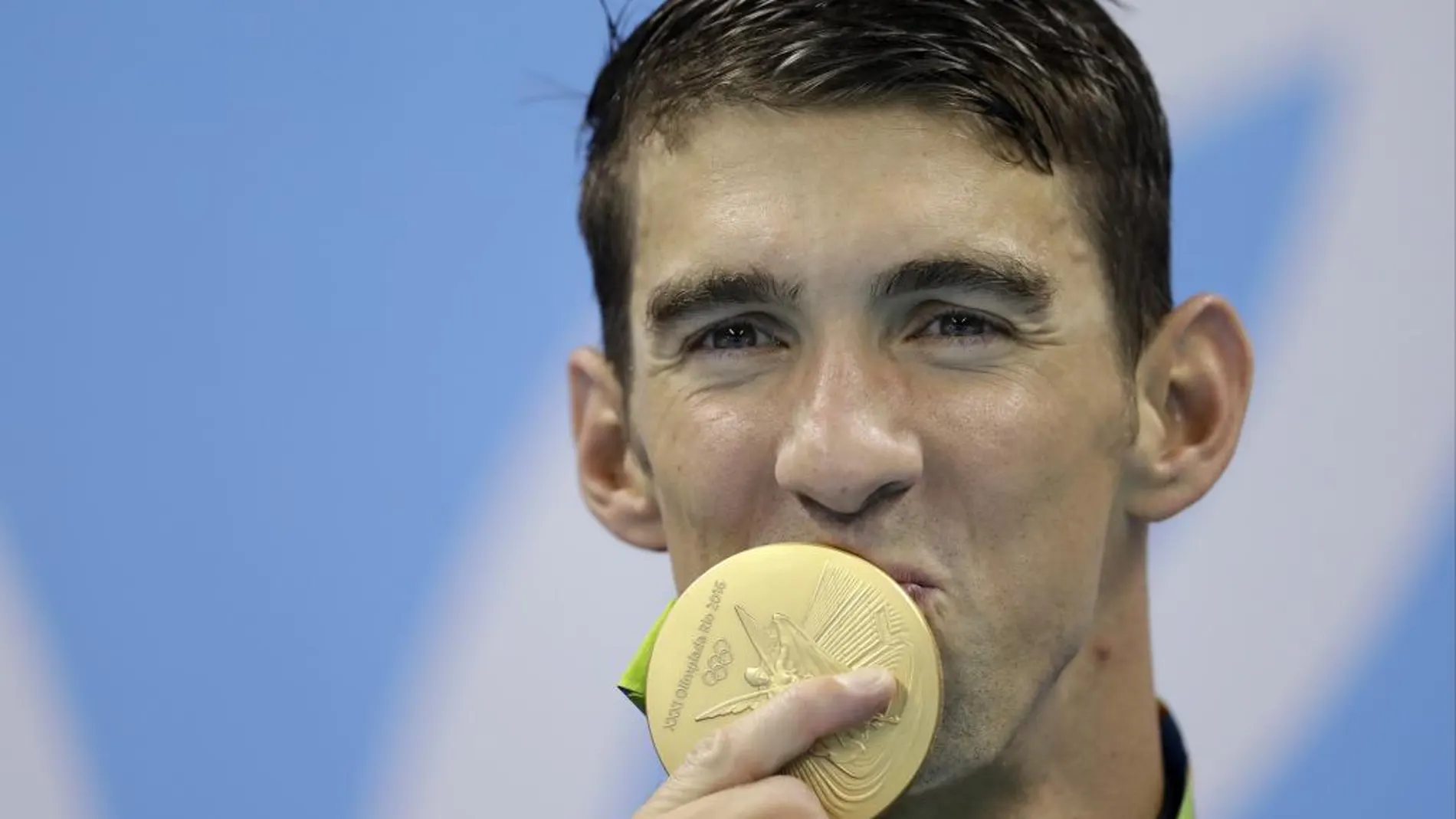 Michael Phelps besa su medalla tras las victoria