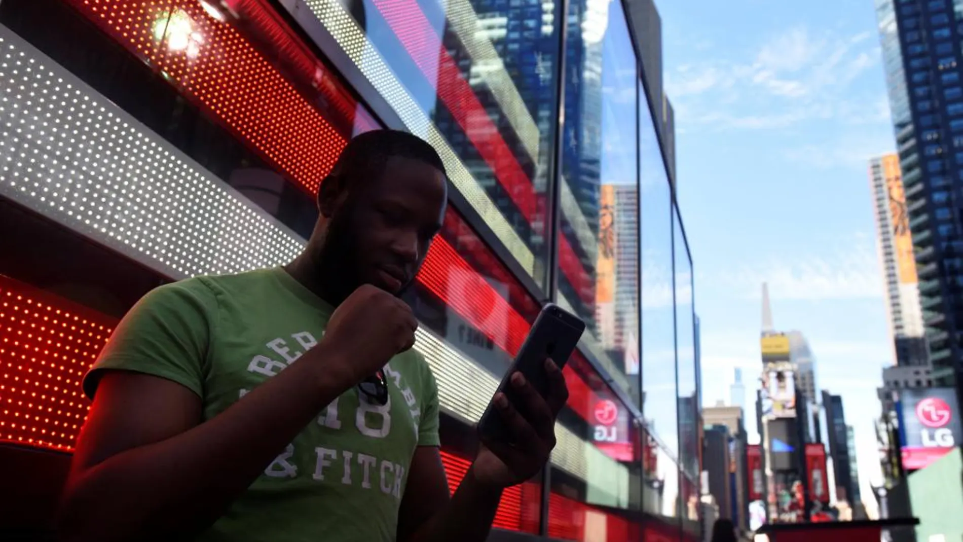 Un jugador de Pokemon Go en Times Square, Nueva York