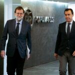 Fotografía facilitada por el PP del presidente de la formación, Mariano Rajoy (i), y del coordinador general, Fernando Martínez-Maíllo, a su llegada a la reunión del Comité de Dirección del partido celebrada hoy en la sede de la calle Génova