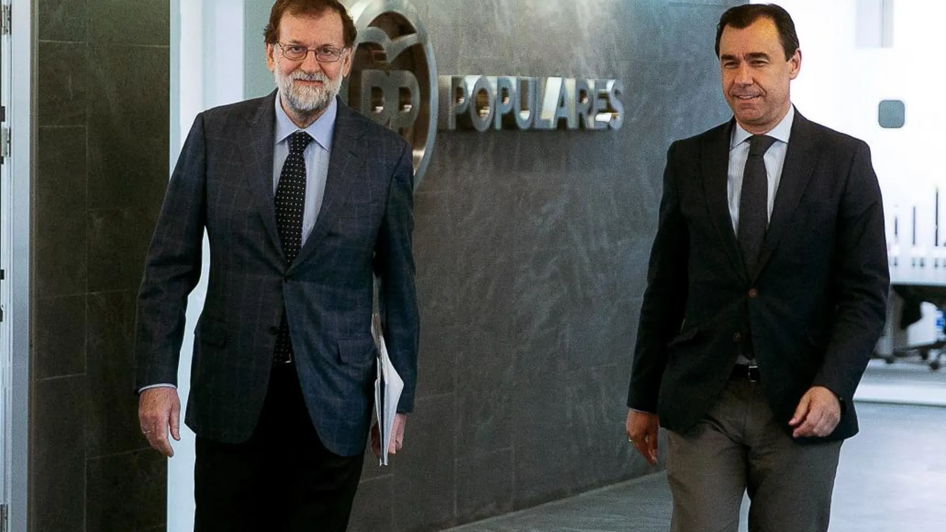 Fotografía facilitada por el PP del presidente de la formación, Mariano Rajoy (i), y del coordinador general, Fernando Martínez-Maíllo, a su llegada a la reunión del Comité de Dirección del partido celebrada hoy en la sede de la calle Génova