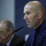 Zidane, el día de su despedida, con Florentino al fondo