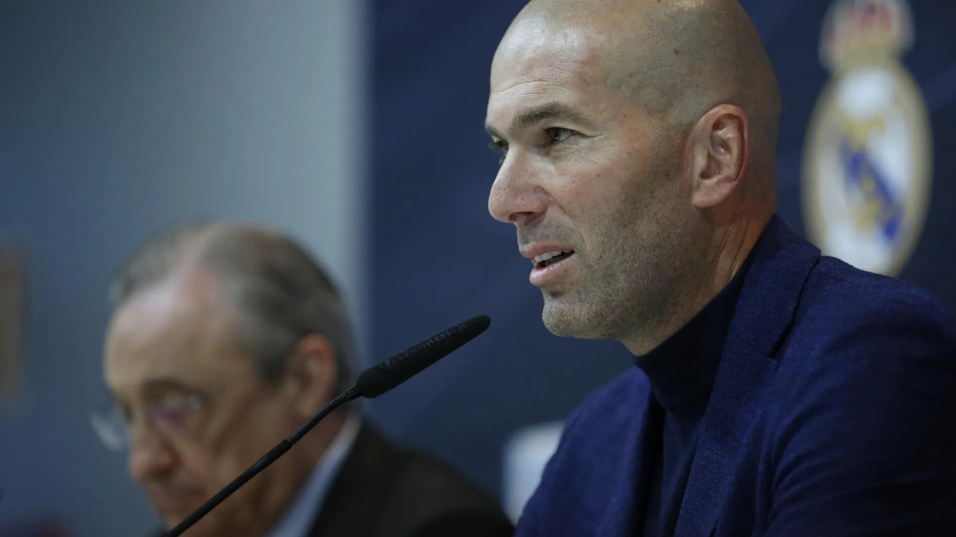 Zidane, el día de su despedida, con Florentino al fondo