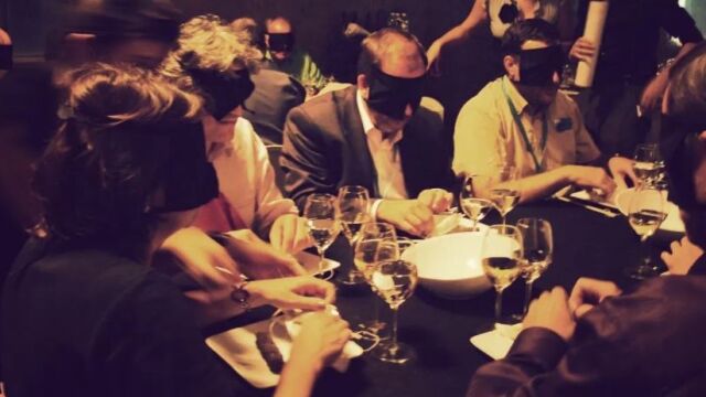 Los comensales se sumergen en la más absoluta oscuridad y son camareros invidentes quienes les sirven