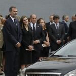 Rajoy, junto a los Reyes y a Puigdemont tras asistir a la Misa por las víctimas en la Sagrada Familia.