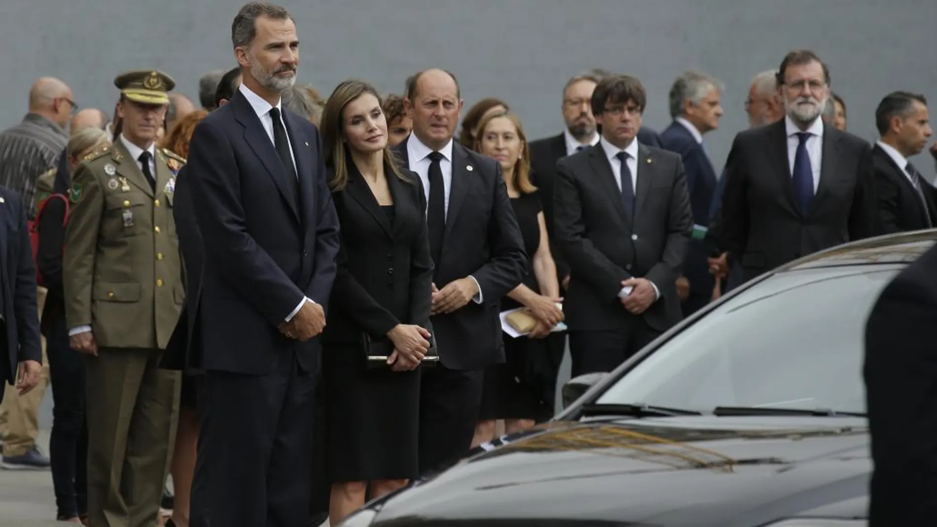 Rajoy, junto a los Reyes y a Puigdemont tras asistir a la Misa por las víctimas en la Sagrada Familia.