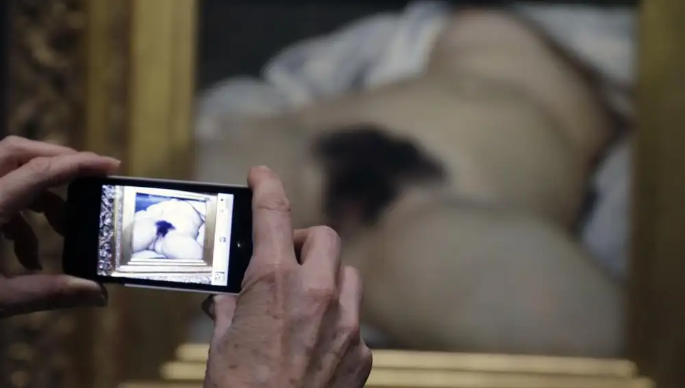 Un visitante al Museo D’Orsay contempla el cuadro de Gustave Courbet «El origen del mundo»,
