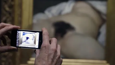 Un visitante al Museo D’Orsay contempla el cuadro de Gustave Courbet «El origen del mundo»,