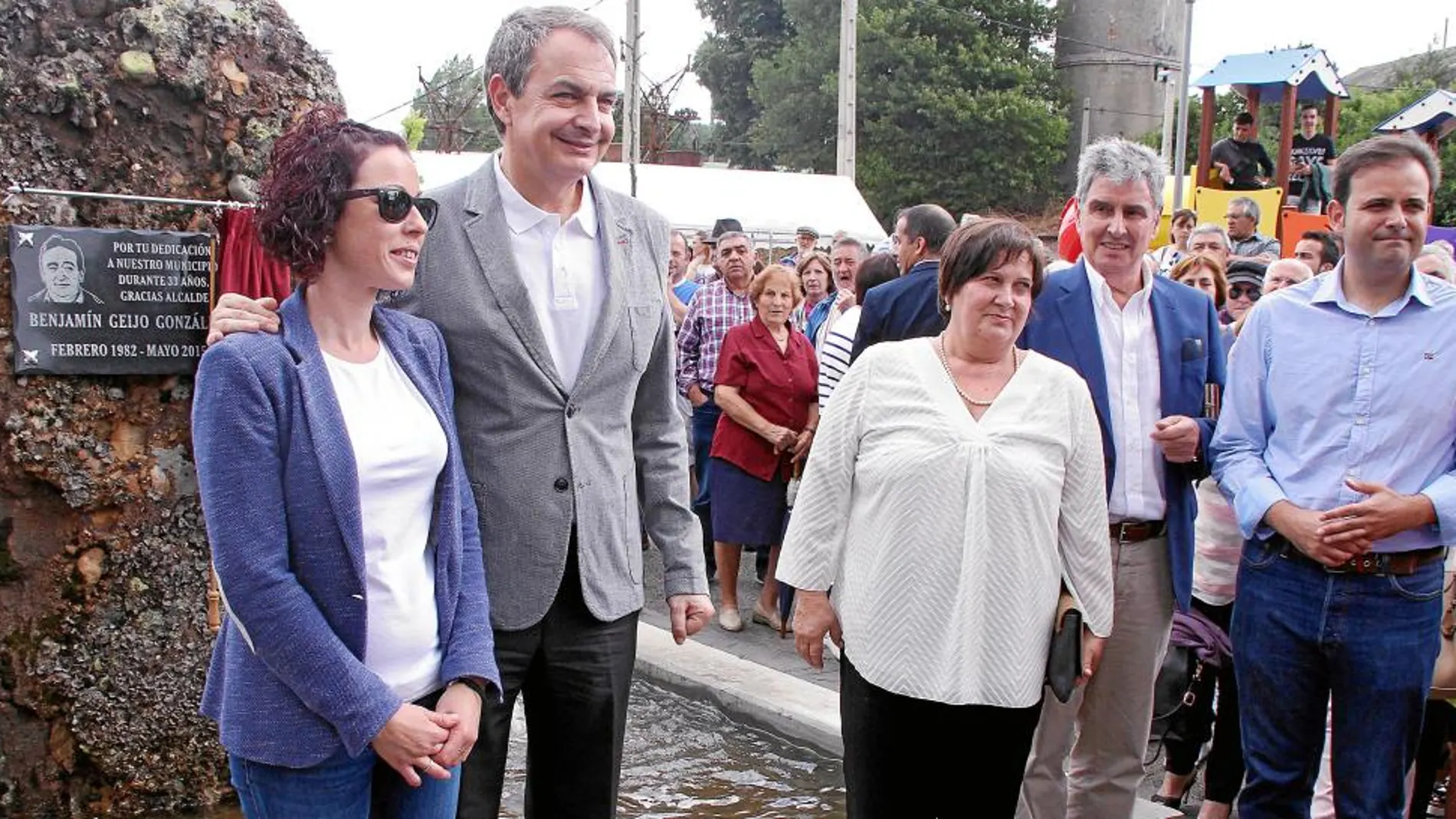 El expresidente del Gobierno José Luis Rodríguez Zapatero asiste en Brañuelas (León) al homenaje a Benjamín Geijo; junto a la alcaldesa Carolina López; la viuda del homenajeado; el senador Graciliano Palomo y el secretario provincial, Tino Rodríguez