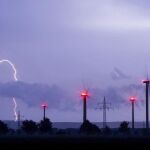 Varios rayos caen durante una tormenta eléctrica