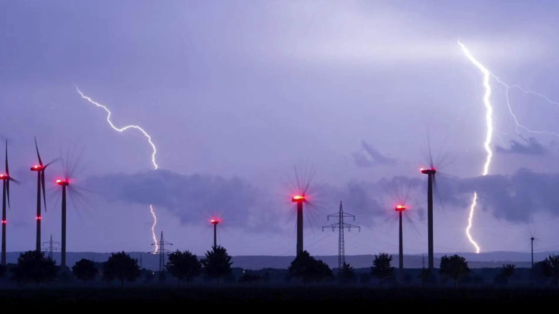 Varios rayos caen durante una tormenta eléctrica