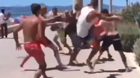 Momento de la pelea entre los dos grupos de alemanes en Mallorca