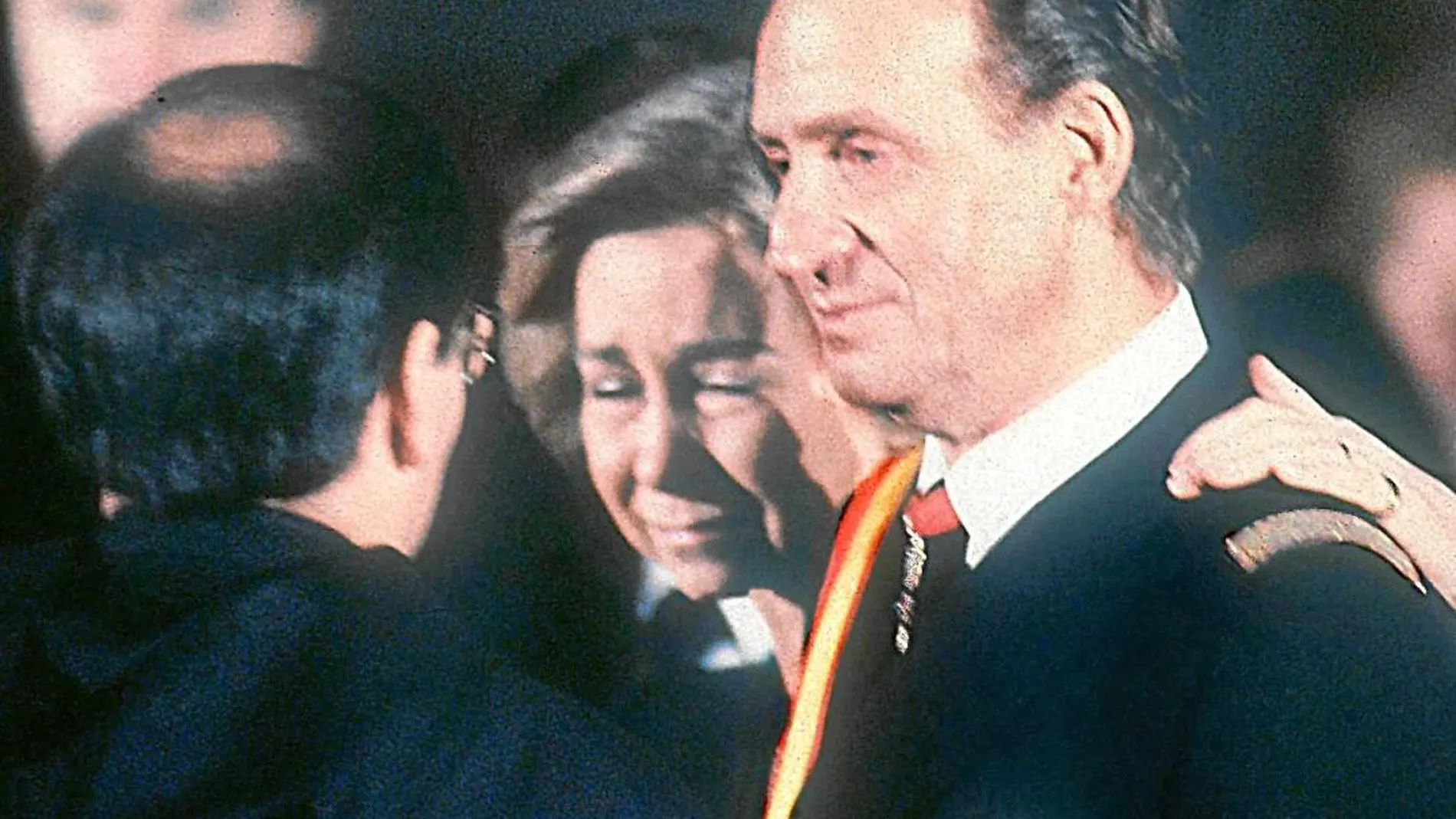 Don Juan Carlos y Doña Sofía, con gesto emocionado, entregan los restos del conde de Barcelona al prior del monasterio de San Lorenzo del Escorial en 1993