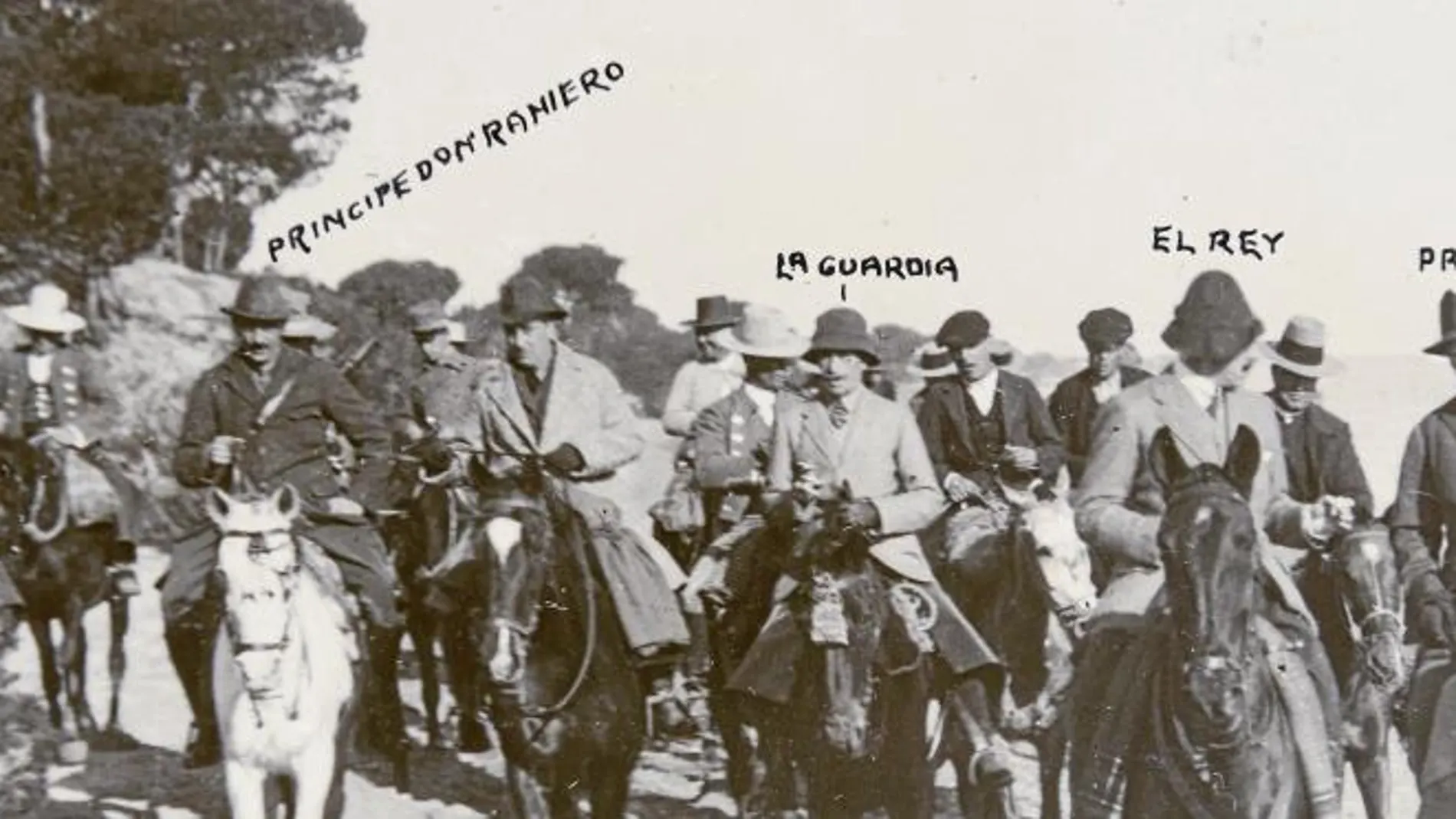 Alfonso XIII, en primera línea y, detrás de él, el Príncipe Raniero