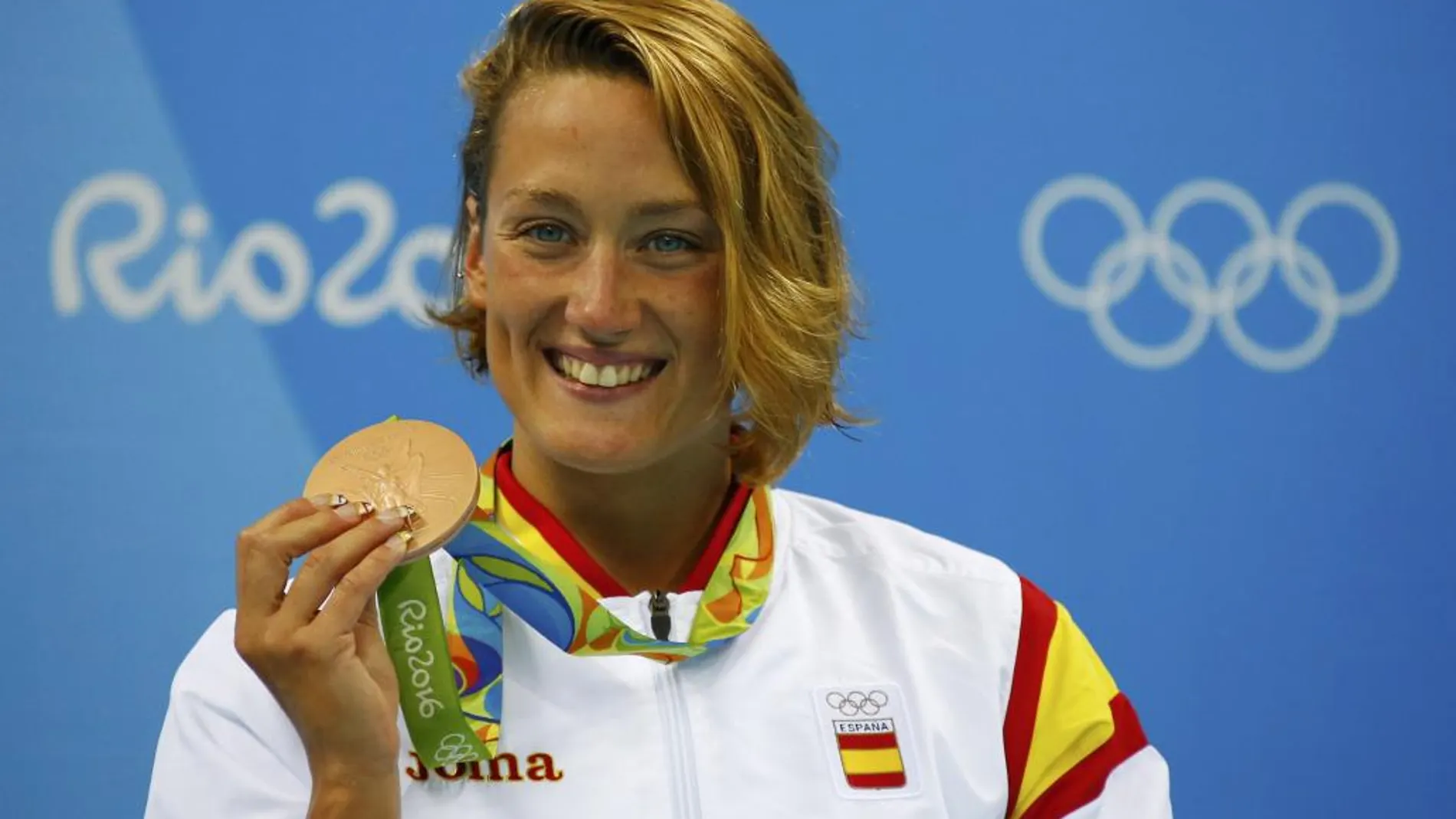 Mireia Belmonte celebra su medalla de bronce de los 400 metros combinados.