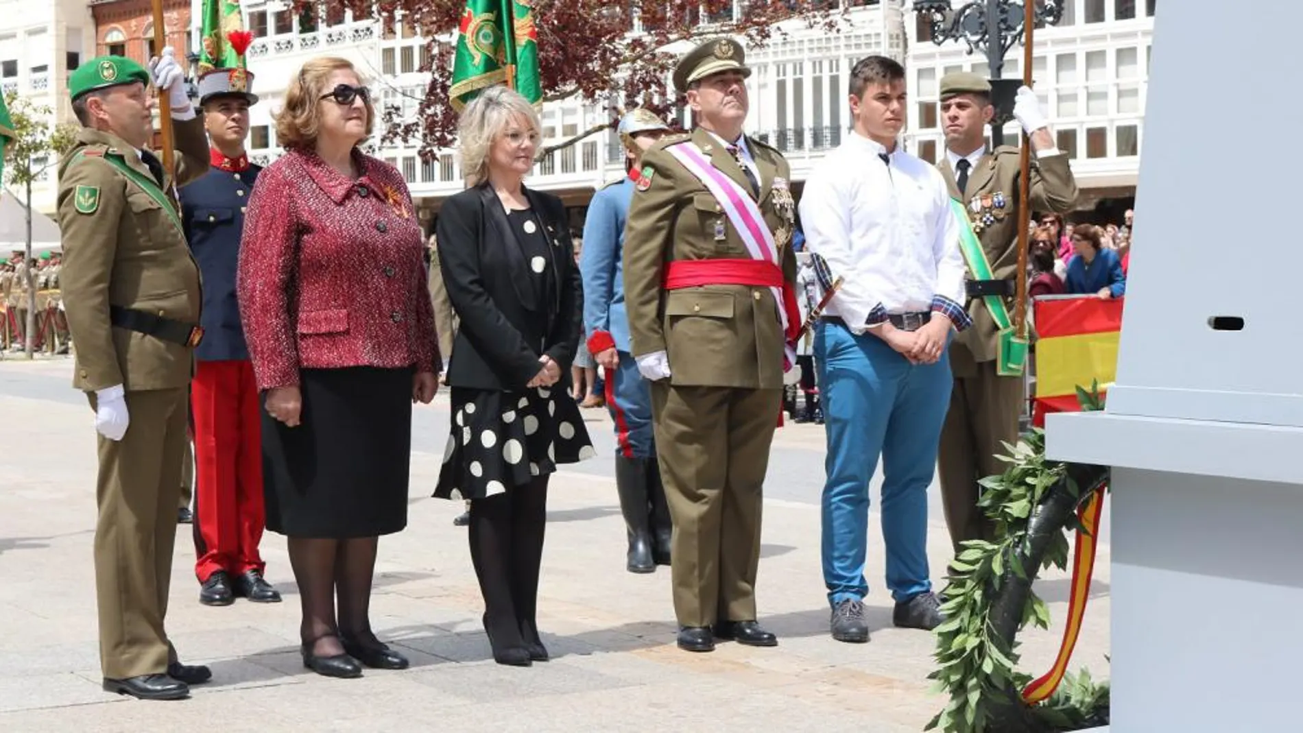 El general José Rivas Moriana y la alcaldesa María José Ortega, en un momento del acto / La Razón